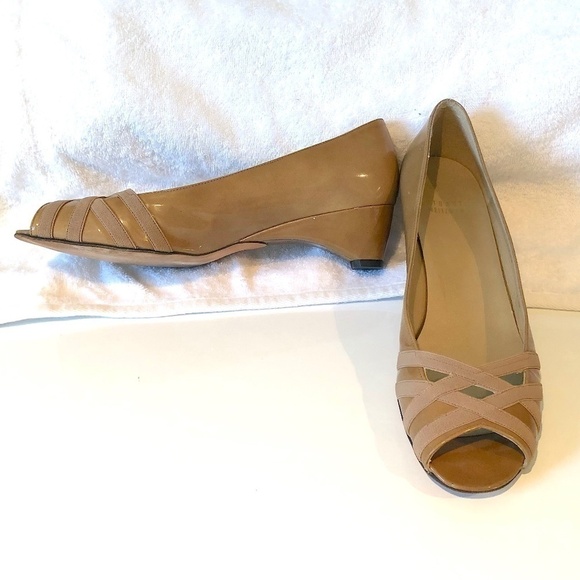 Stuart Weitzman Heels Wedge Peep Toe Tan Patent Leather Narrow (9.5 N) - Picture 1 of 13